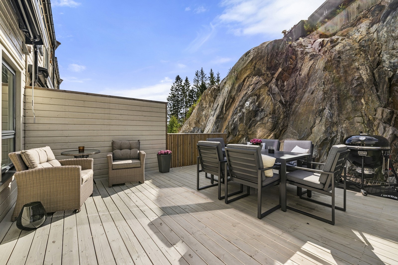 Ute på terrassen er det god plass for grilling og utendørs hygge. Galleribilde
