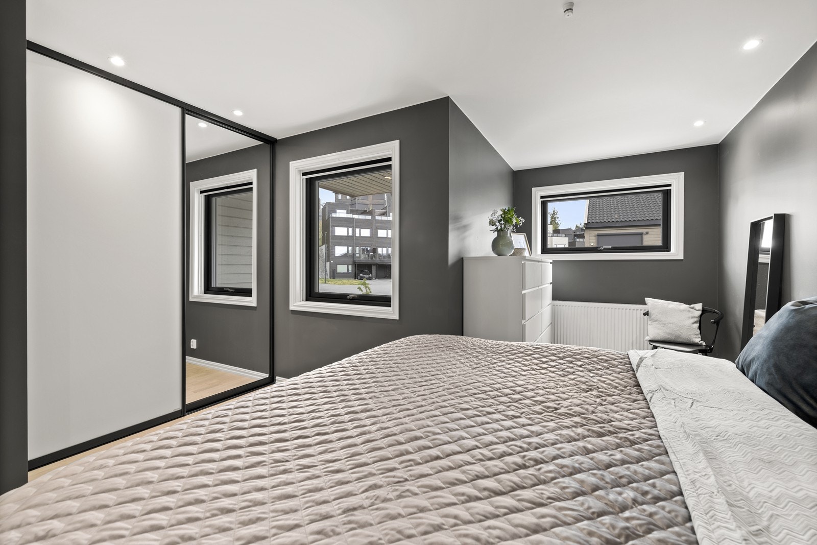 Skyvedørsgarderobe gir rikelig med oppbevaringsplass. Galleribilde