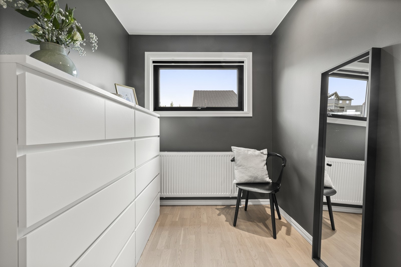 En lys og fin krok, perfekt for en kommode eller en liten arbeidsplass. Galleribilde