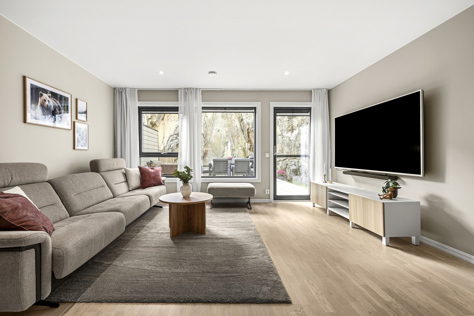Direkte utgang til en romslig terrasse på 31 kvadratmeter. Galleribilde