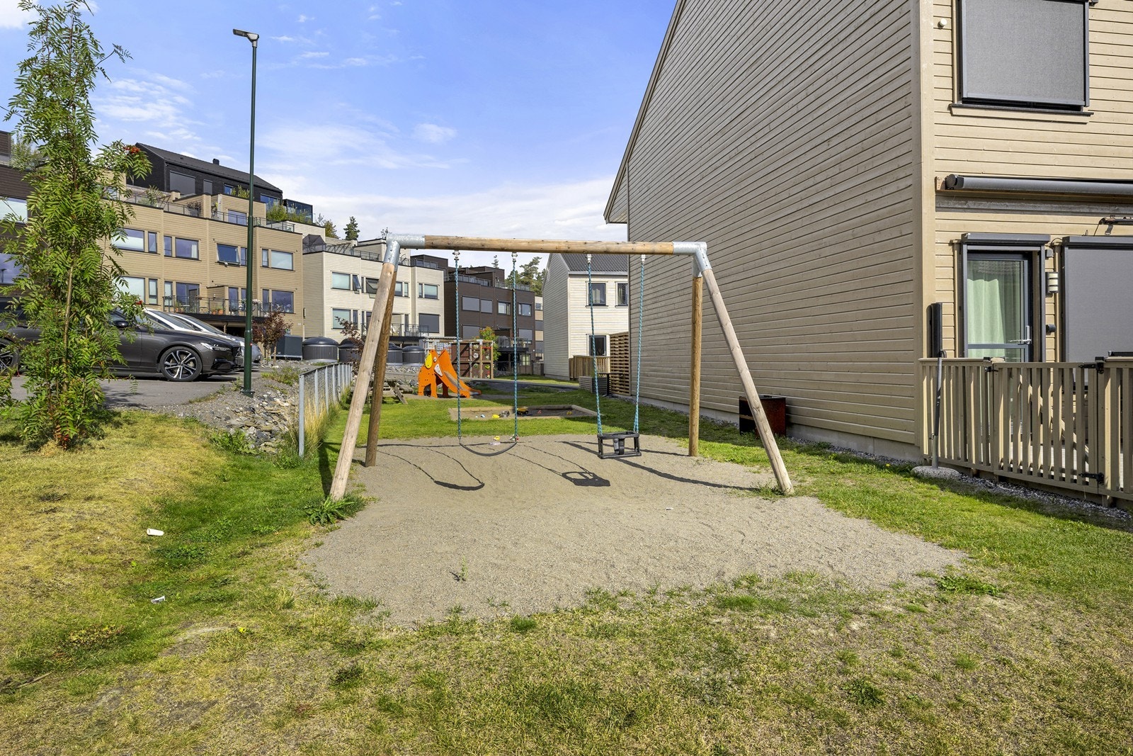 Lekeplass i umiddelbar nærhet, trygt og enkelt for barna. Galleribilde