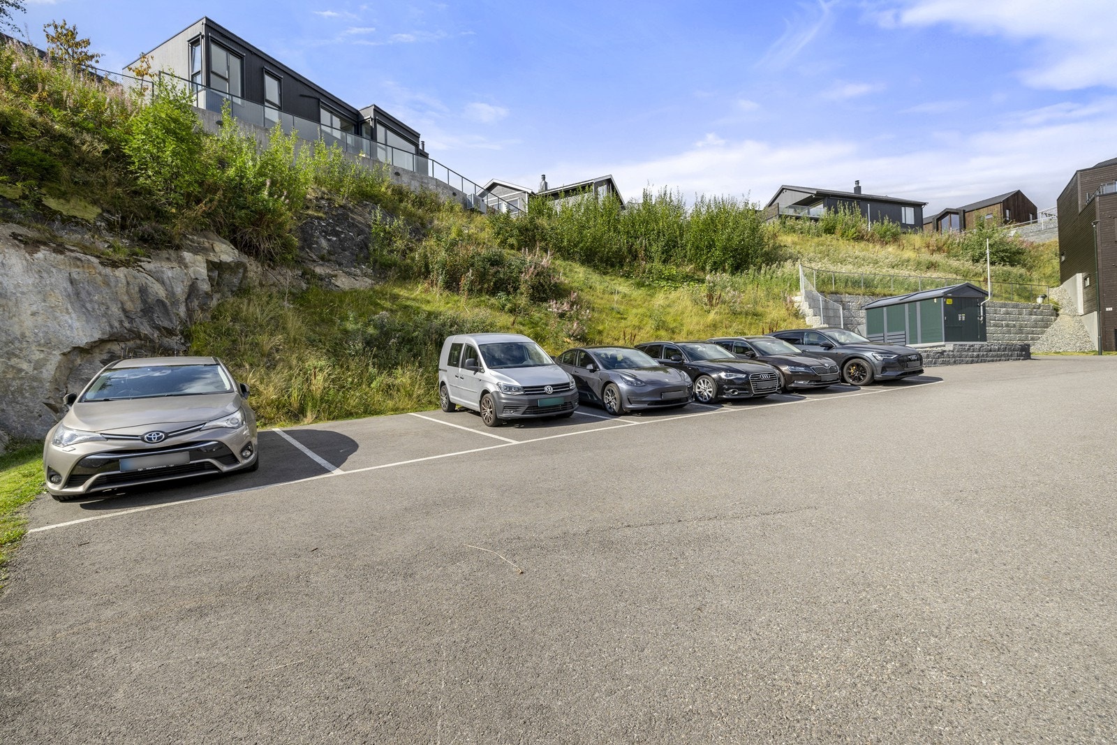 Sameiet disponerer felles parkeringsplasser for gjester. Galleribilde
