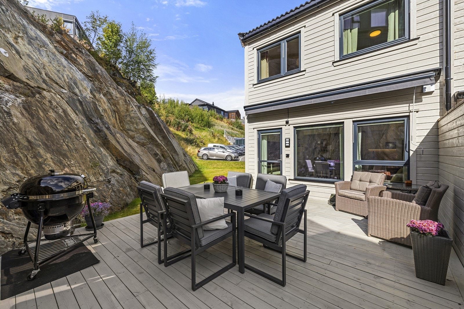 Uteplassen er delvis skjermet av fjellveggen, som skaper en lun krok. Galleribilde