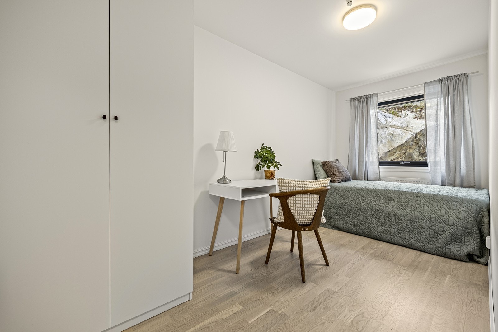 Soverom med parkett på gulv og plass til garderobeskap. Galleribilde