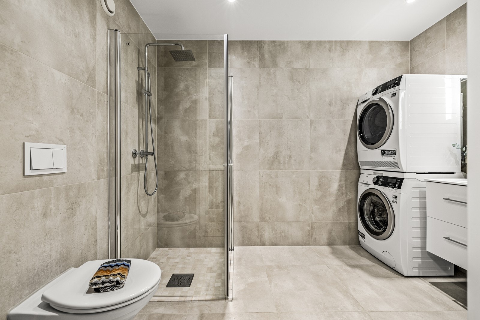 Badet har balansert ventilasjon med tilluft ved terskel for et sunt inneklima. Galleribilde