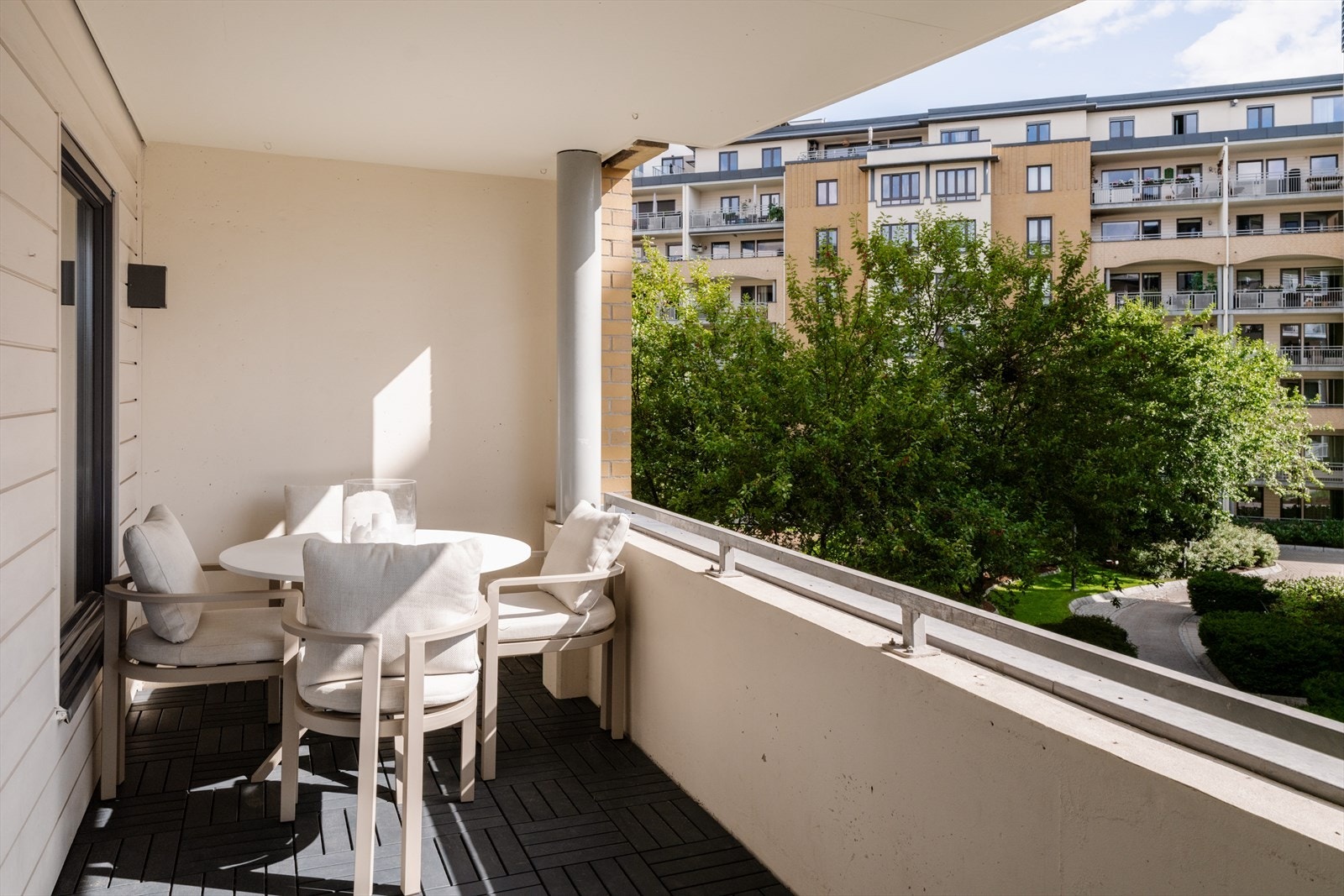 Fra stuen er det direkte utgang til hyggelig balkong. Galleribilde