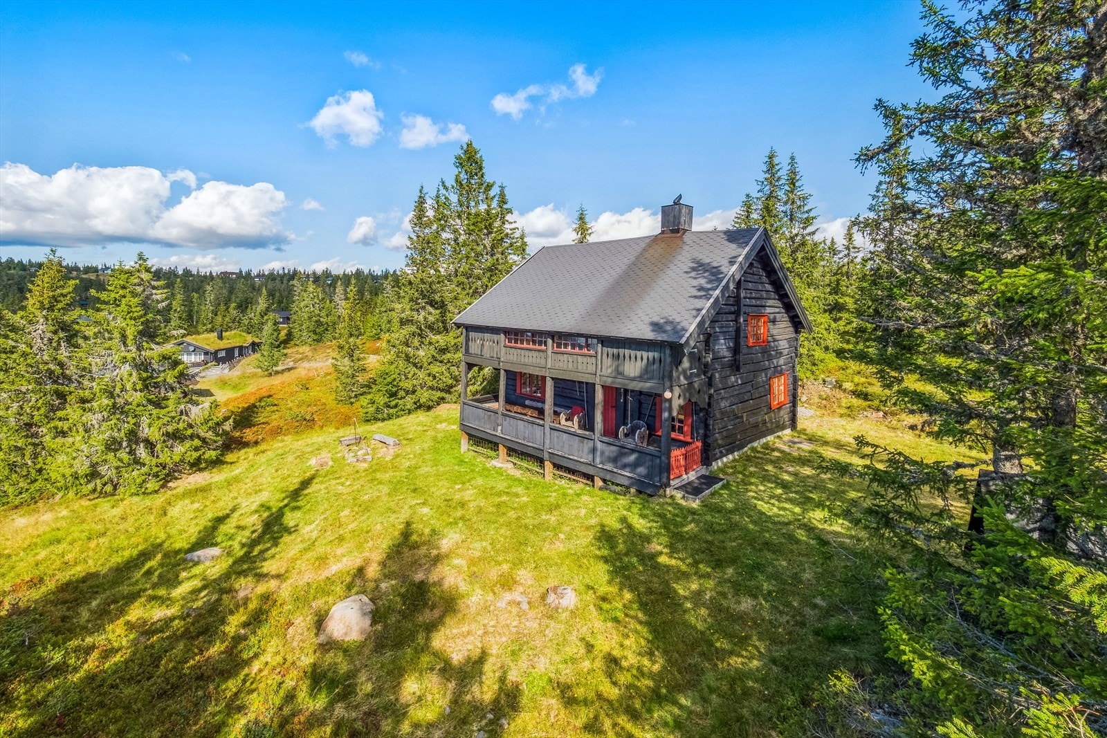 Unik familiehytte på romslig tomt med skiløype rett ved. Galleribilde