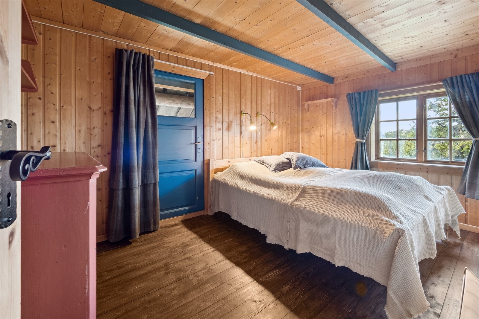 Det ene soverommet i andre etasje har egen utgang til svalgangen. Galleribilde