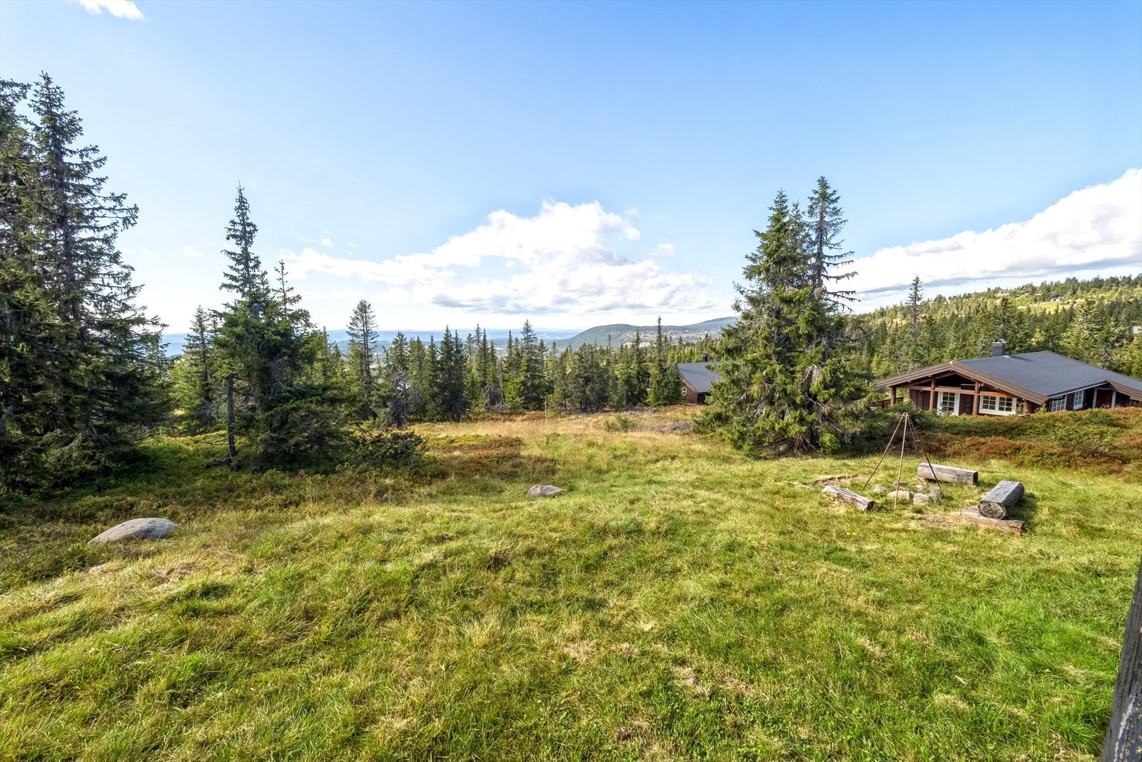 Hytta ligger på 2 dekar stor festet tomt med gode sol- og lysforhold samt fin utsikt mot fjellandsskapet rundt. Galleribilde