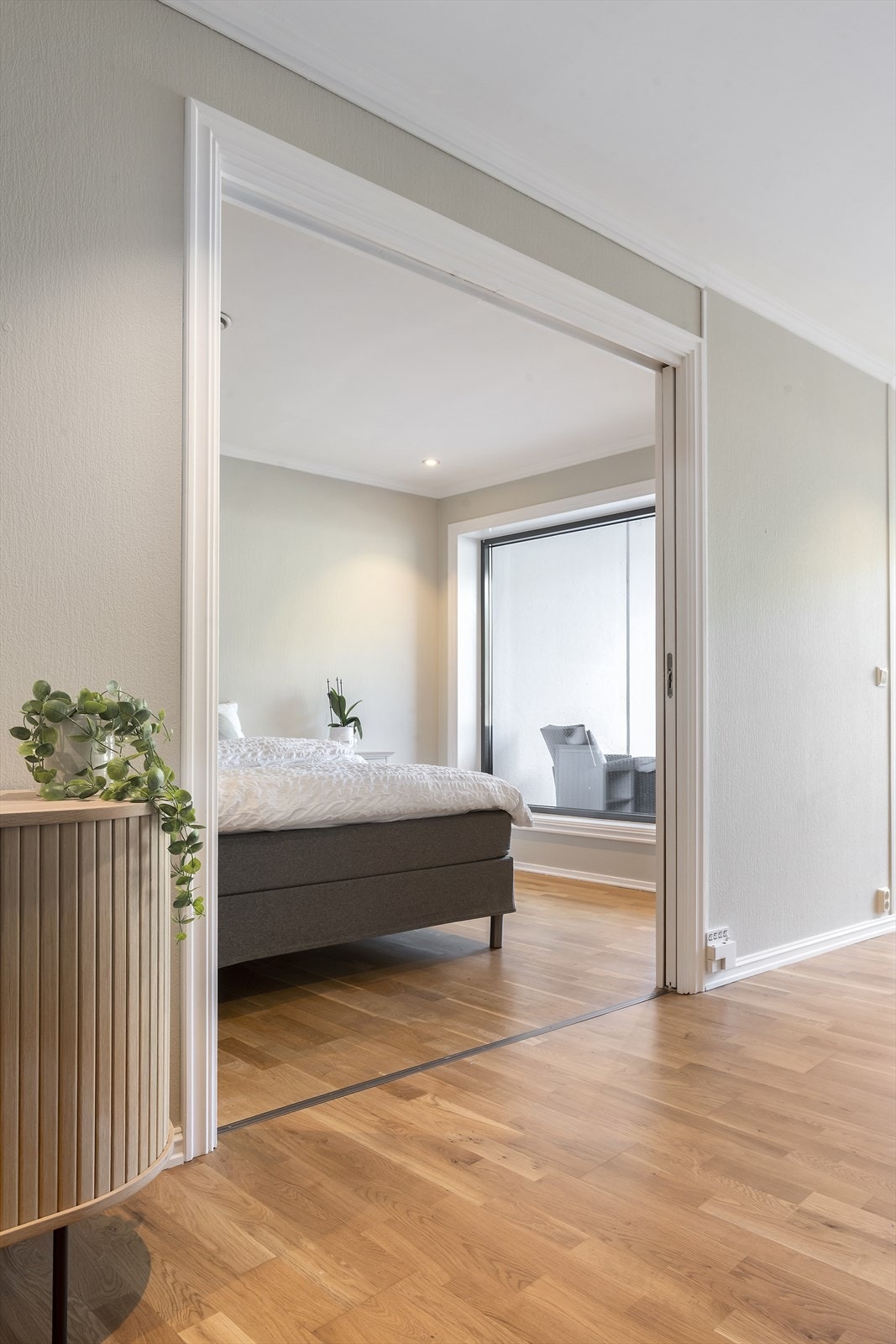 Gjennomgåande materialval og fargar skaper heilskap i bustaden. Galleribilde