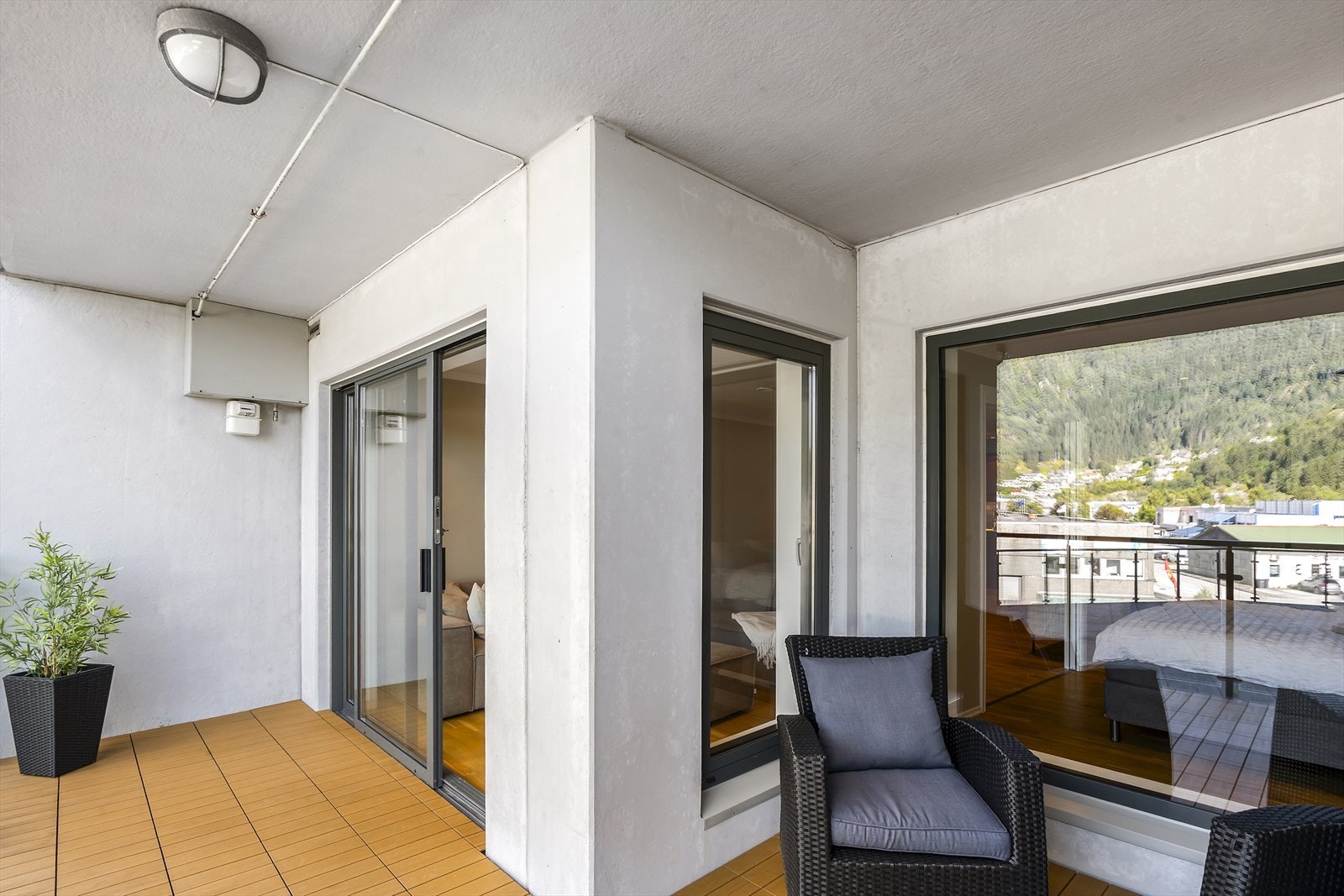 Overbygd veranda på 12 m² med dekke av brune kompositt terrassebord, lagt sommaren 2026 Galleribilde