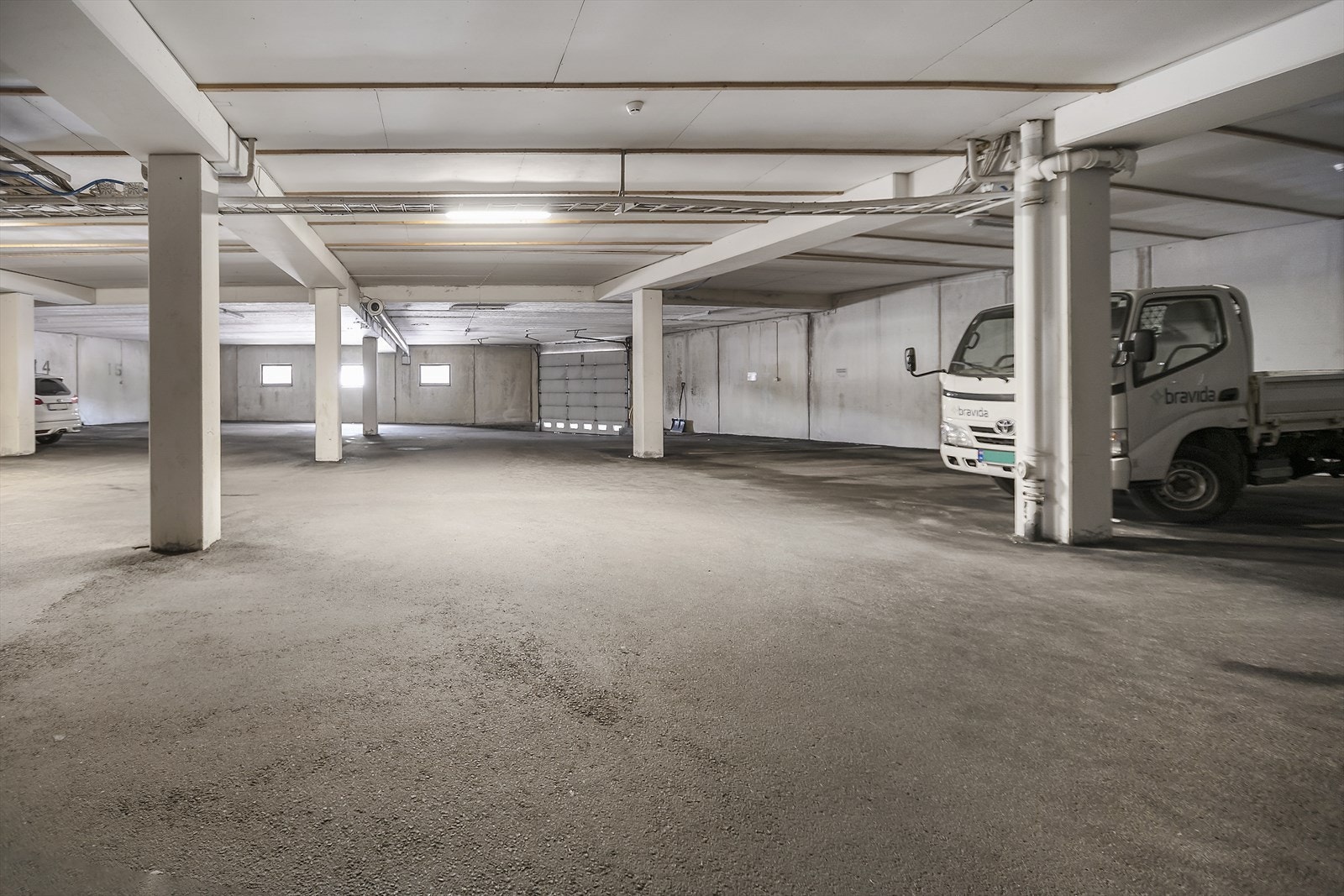 Eigen parkeringsplass i felles garasjeanlegg. Det er mogleg å installere elbilladar. Galleribilde