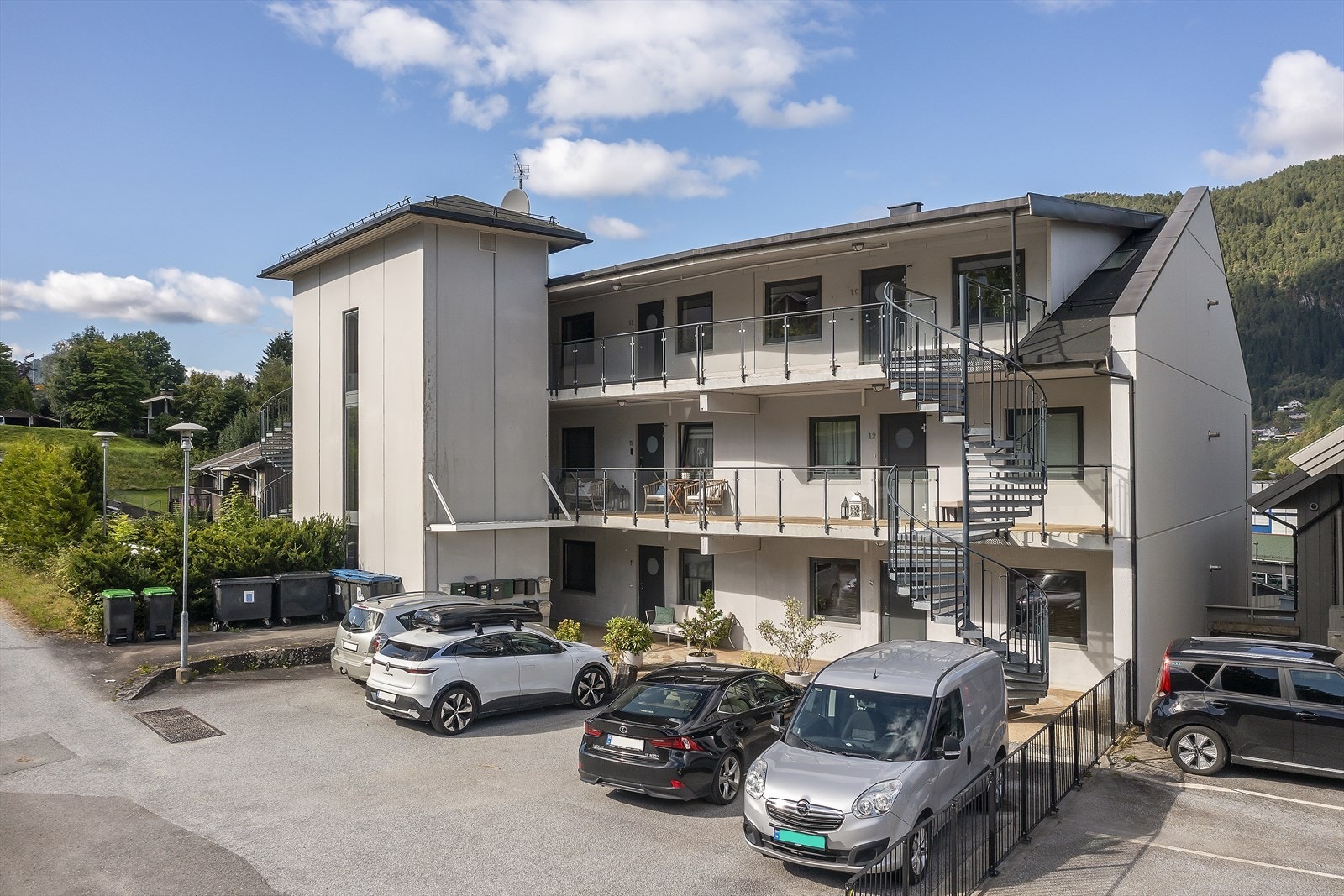 Eigedomen er ein del av eit sameige med 16 bustadseksjonar. Galleribilde