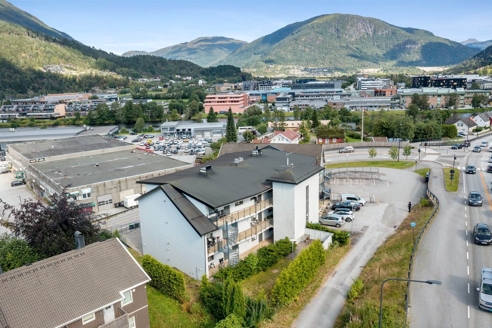 Bygget er frå 2004 og har heis frå garasjeanlegget og gateplan. Galleribilde