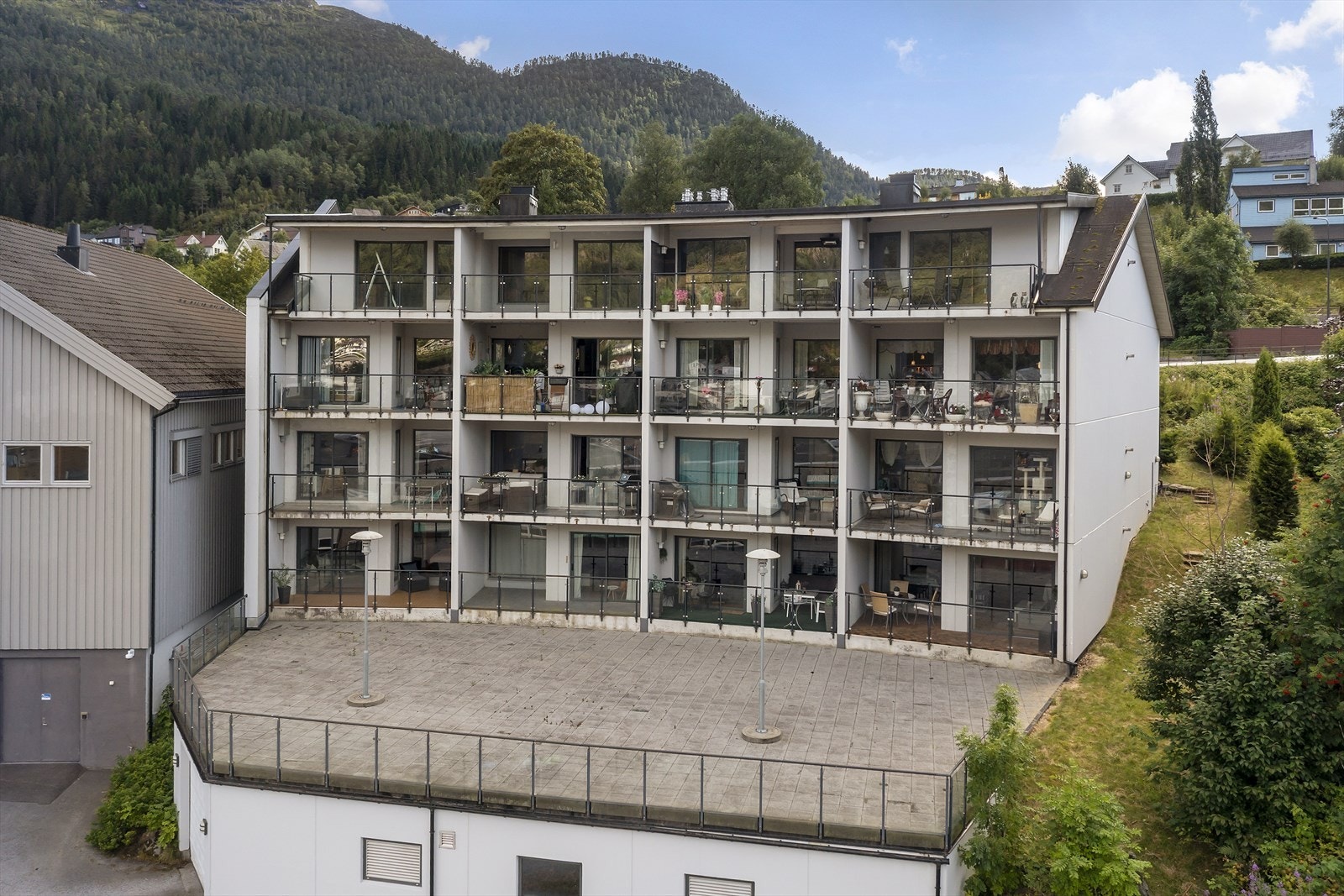 Sameiget har ein stor felles terrasse i fasaden mot nord. Galleribilde