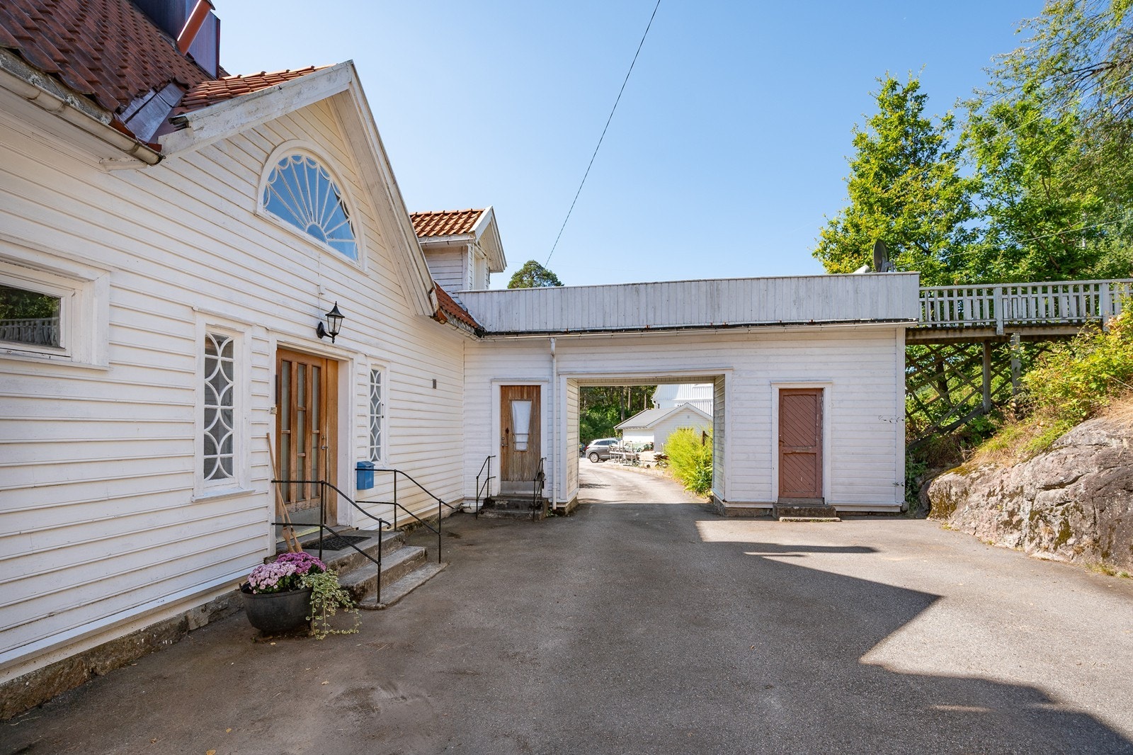 Adkomst via portal til skjermet bakgård Galleribilde