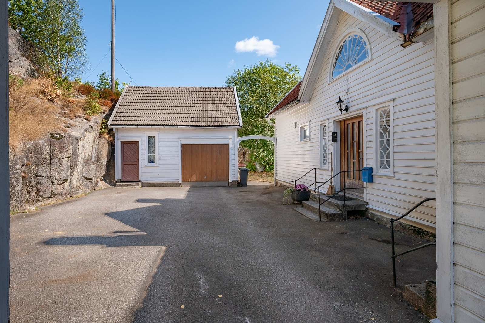 Frittliggende garasje med bod - tidligere stallplass for to hester Galleribilde