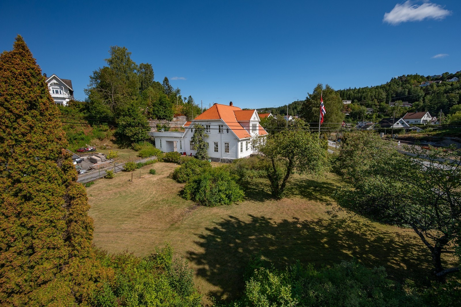 Tomten er hele 2 239 kvm Galleribilde