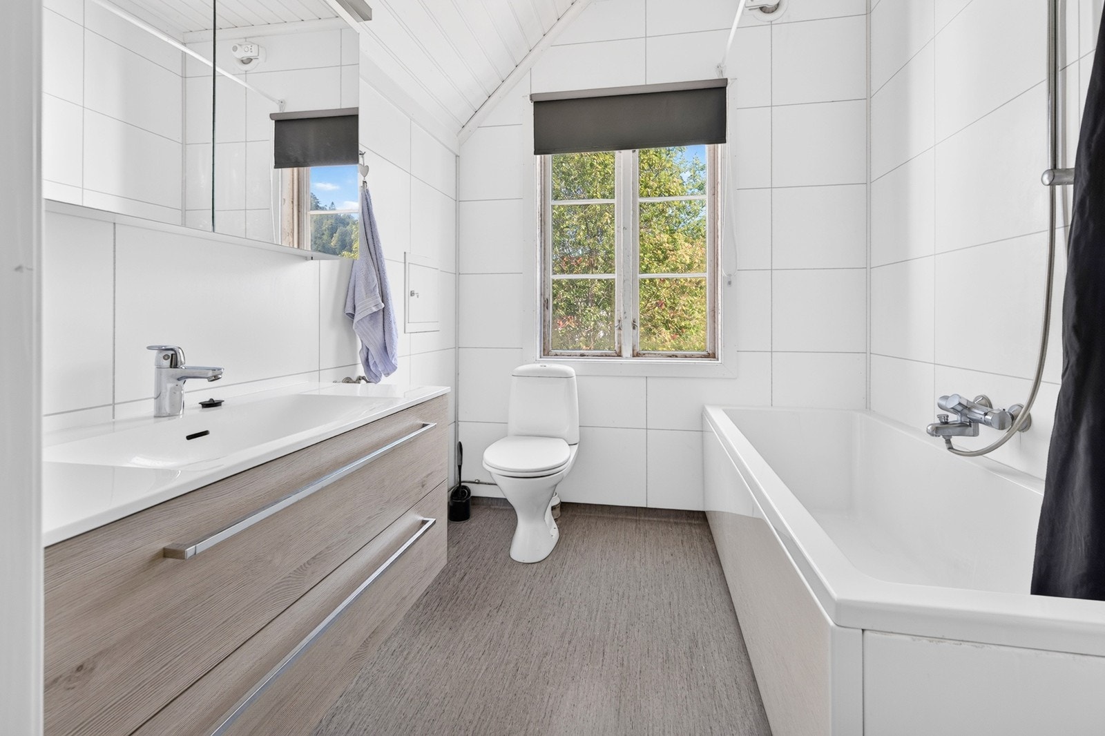 Pent oppgradert bad med wc, badekar og stilren innredning Galleribilde