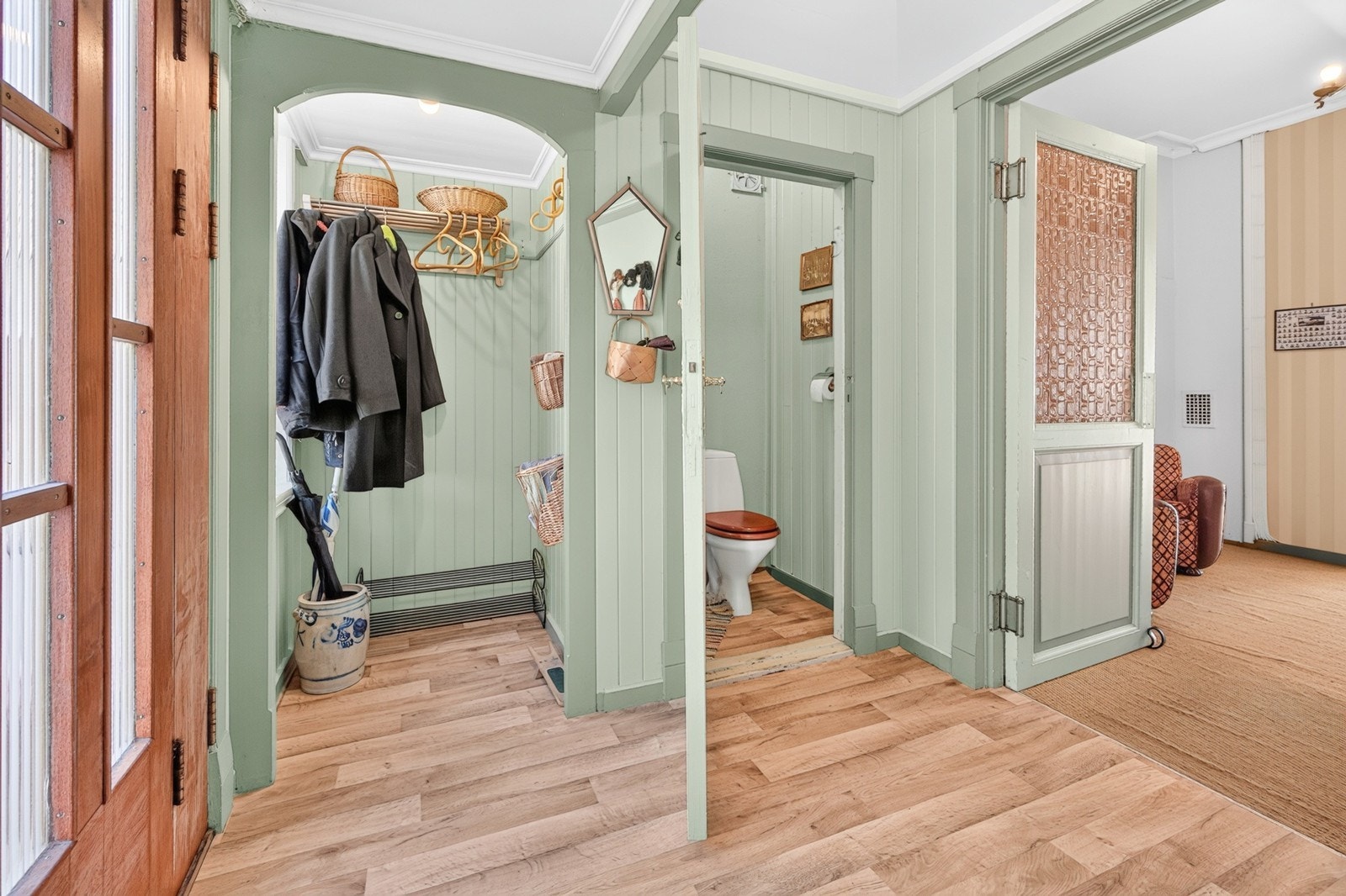 Entré med nisje for tøyoppheng og skohyller Galleribilde
