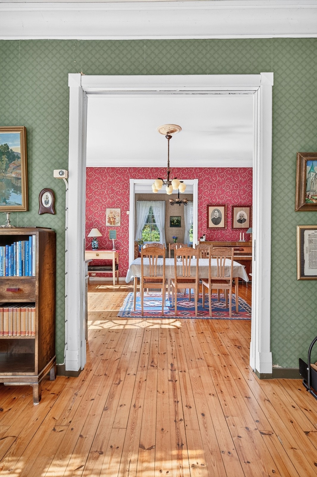 Doble skyvedører med fint listverk Galleribilde