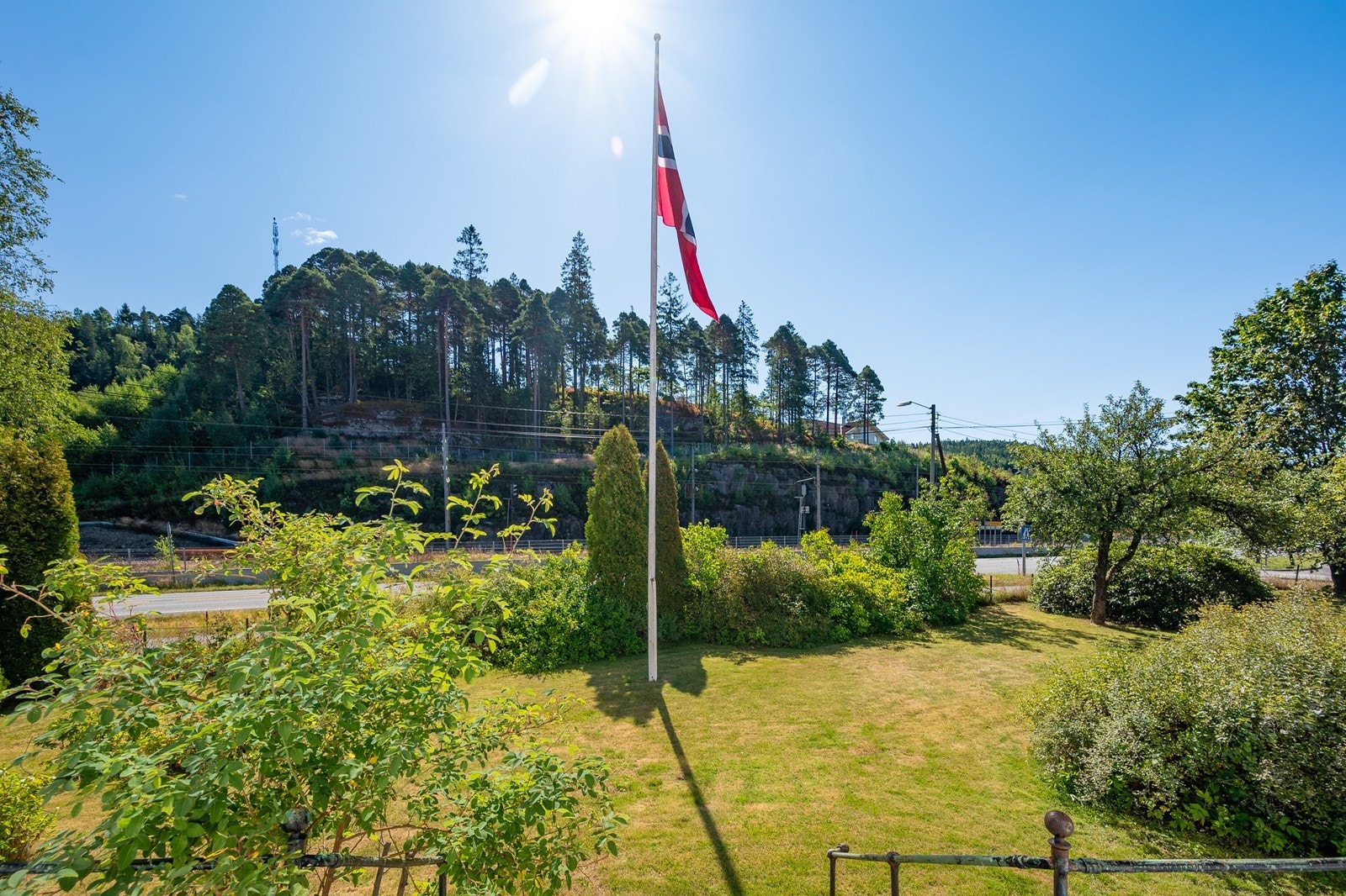 Selvfølgelig er det flaggstang i hagen! Galleribilde