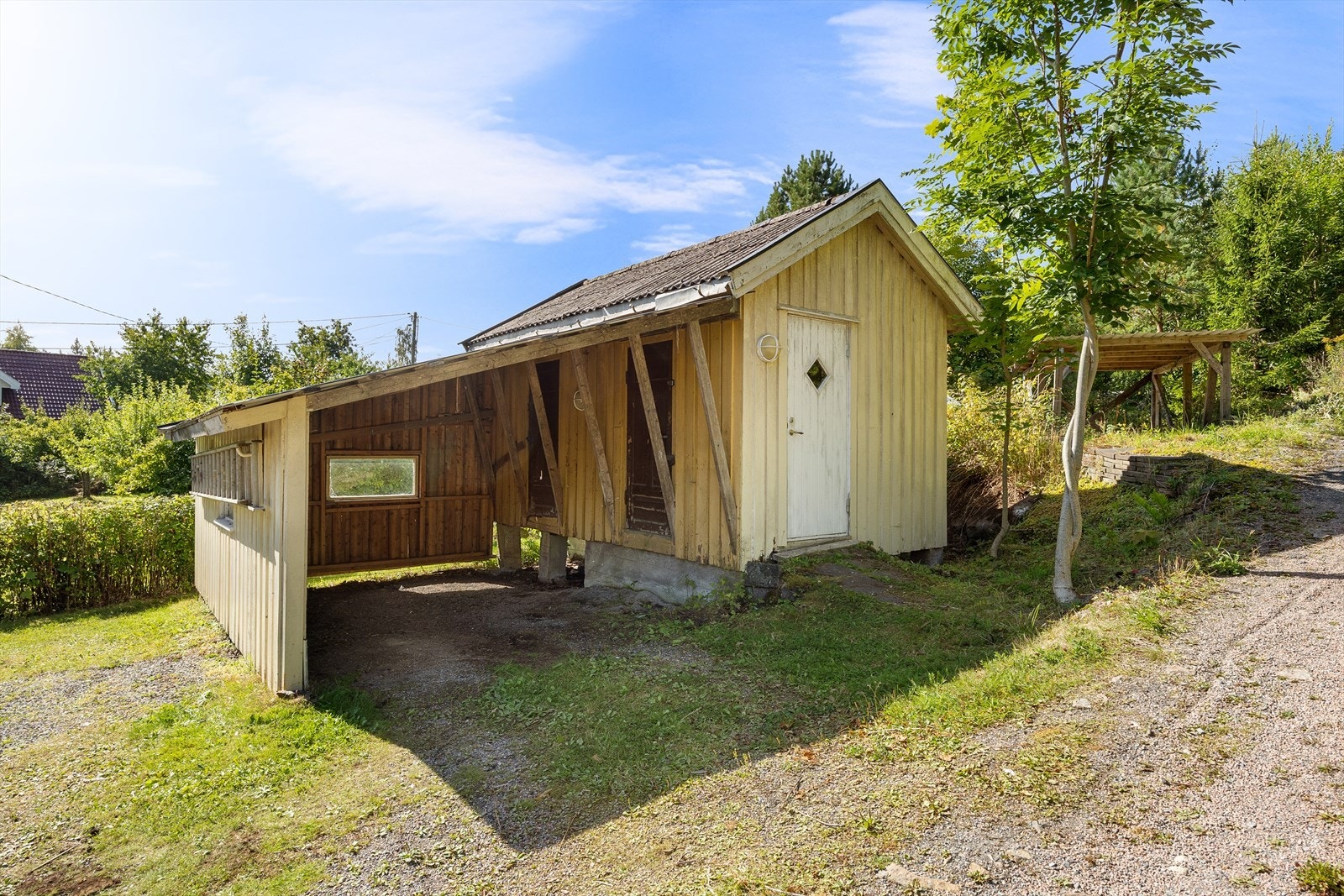 Det er gode parkeringsmuligheter på egen tomt, med carport for én bil i tilknytning til uthuset. I tillegg er det plass til flere biler/gjesteparkering på egen gårdsplass. Galleribilde