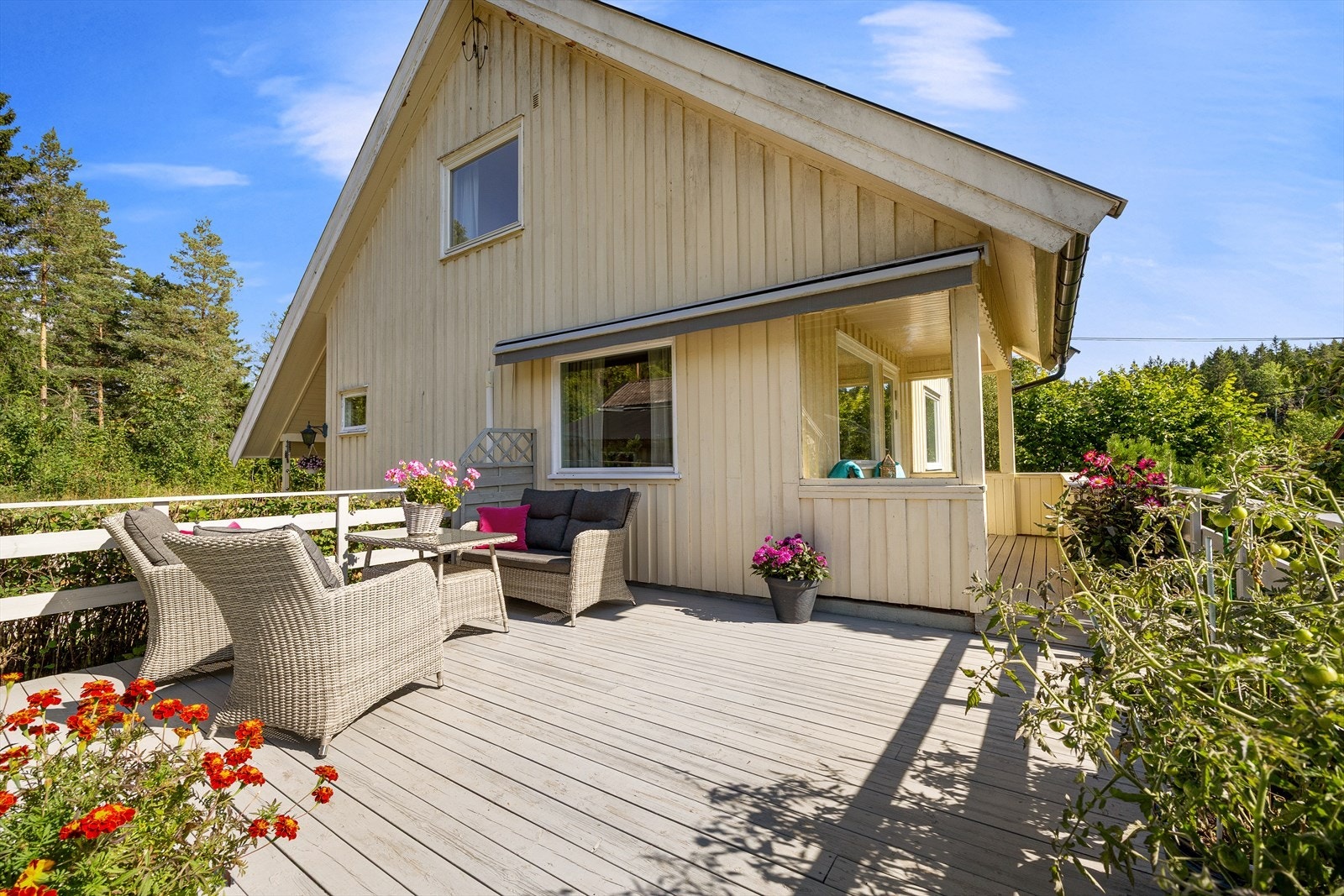 Terrassen byr på gode muligheter for flere møbleringssoner, og en lun del av uteplassen kan ifølge selger benyttes allerede tidlig i sesongen. Galleribilde