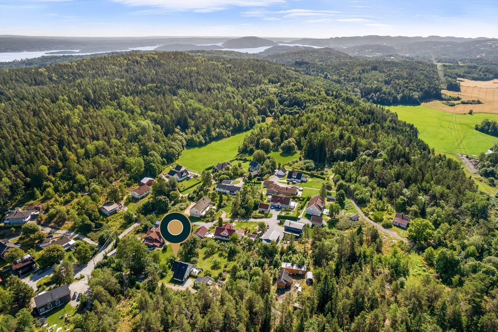 Det er kort vei til Torvbråten barneskole og Slemmestad ungdomsskole, samt flere barnehager og videregående skoler i nærområdet. Galleribilde