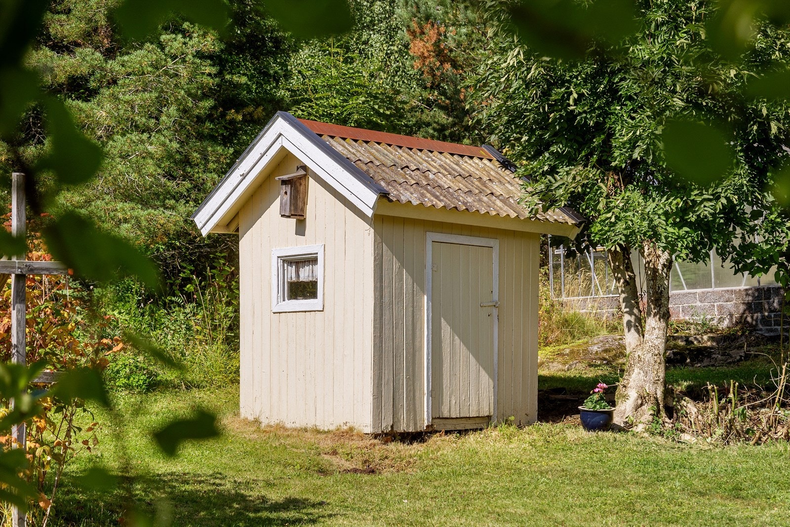 I hagen står også en eldre dukkestue. Galleribilde