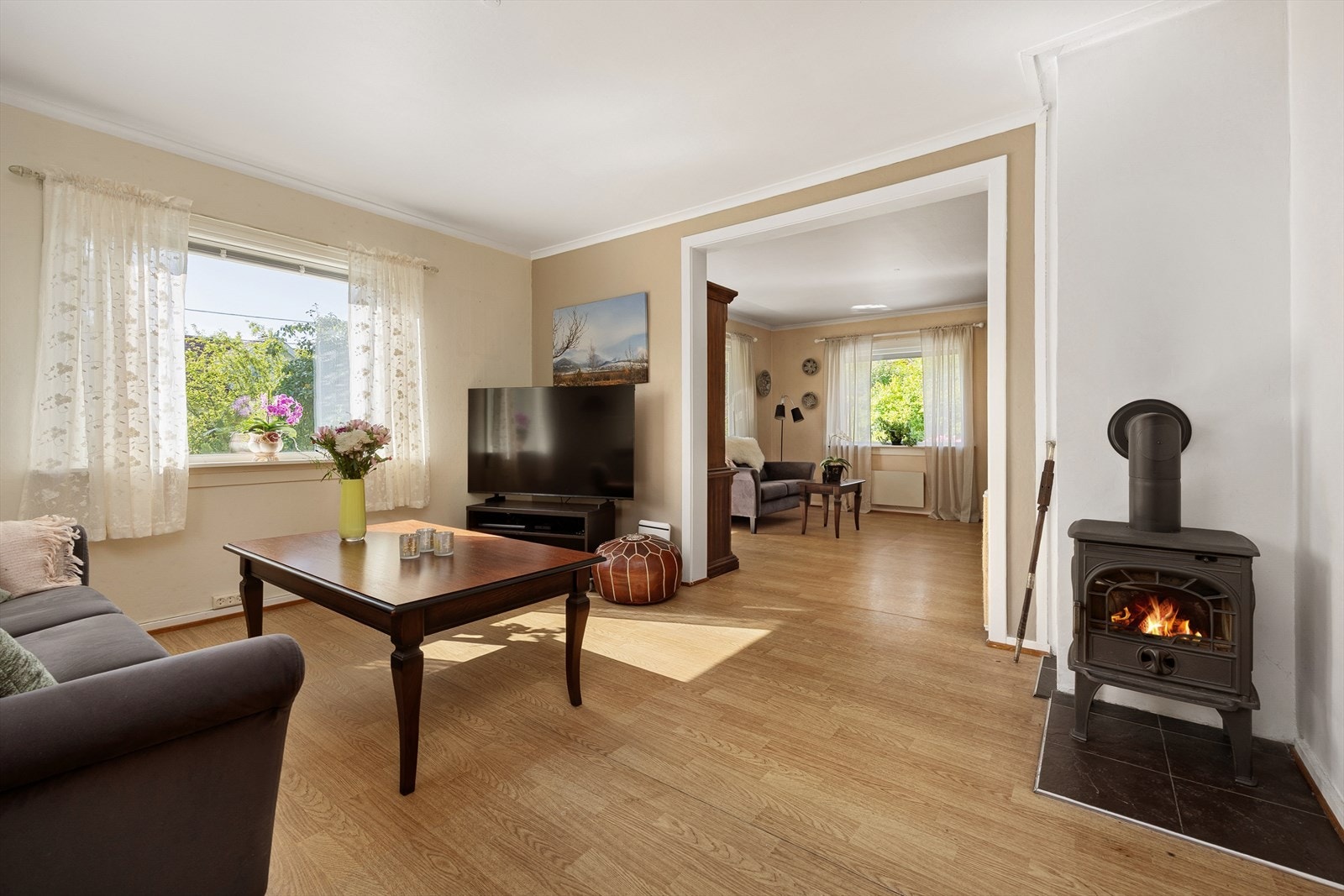 Den ene stuen har vedovn og god plass til sofagruppe, mens den andre stuen har varmepumpe og utgang til den overbygde, sydvendte balkongen. Galleribilde