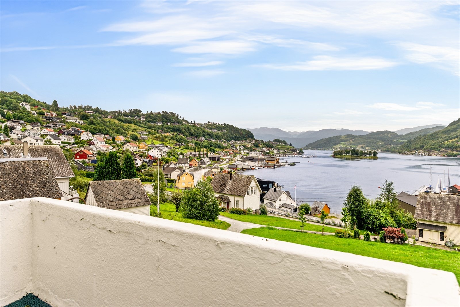 Formidabel utsikt! Her bor man høyt, fritt og solrikt, samtidig meget kort gange til sentrum. Galleribilde