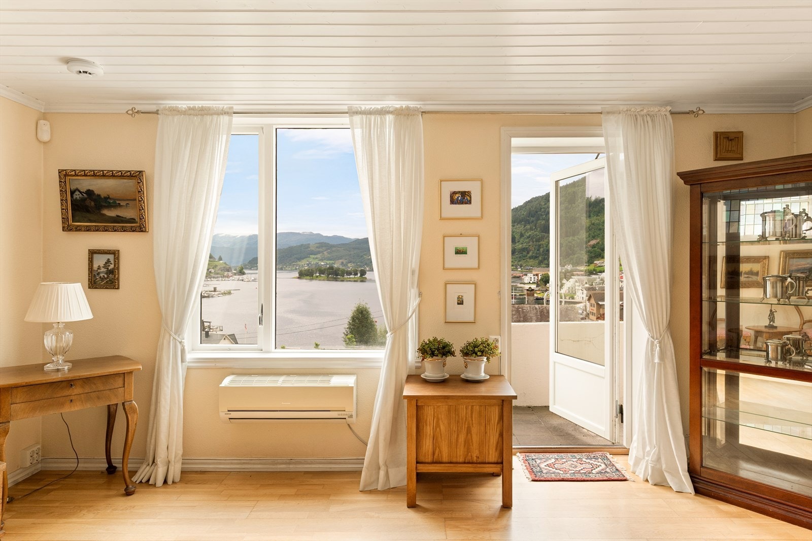 Rikelig med naturlig lysinnslipp og en herlig utsikt mot innseilingen til Norheimsund og fjorden. Galleribilde