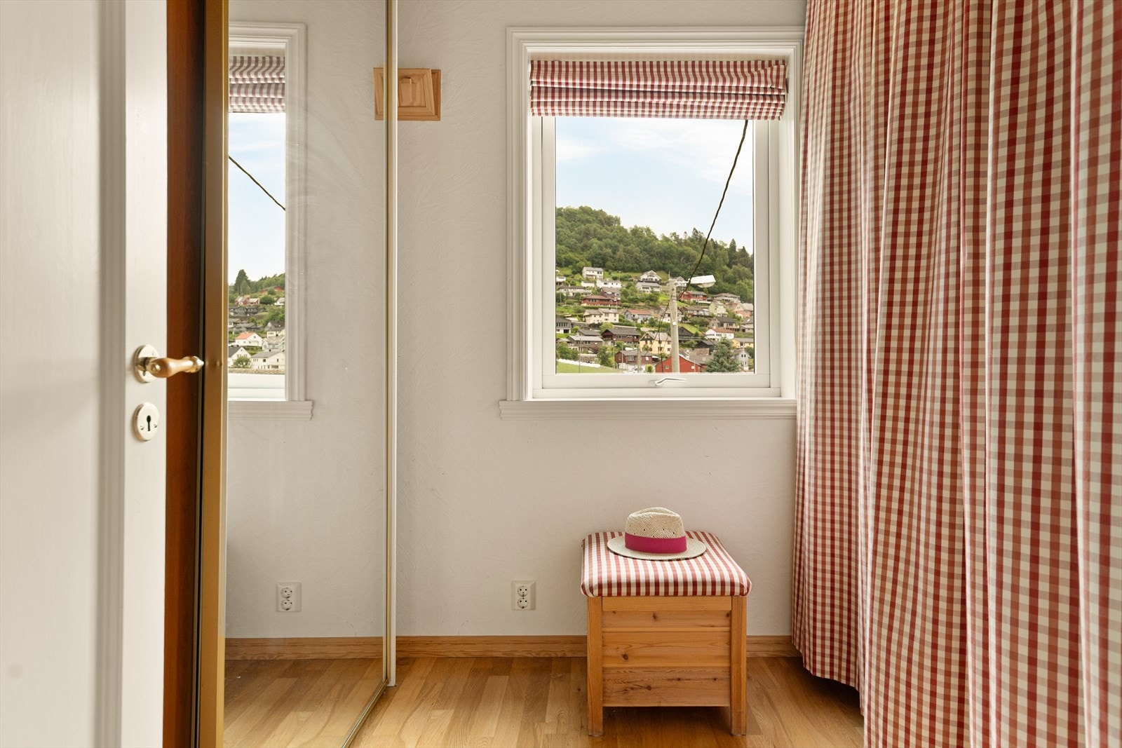 Et av rommene i 2. etasje er laget til som omkledningsrom. Galleribilde