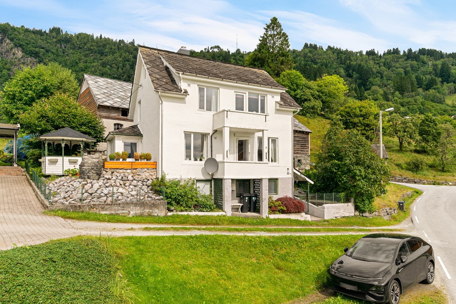 Velstelt hage som er enkel å vedlikeholde, perfekt for både helårs- og fritidsbruk. Galleribilde