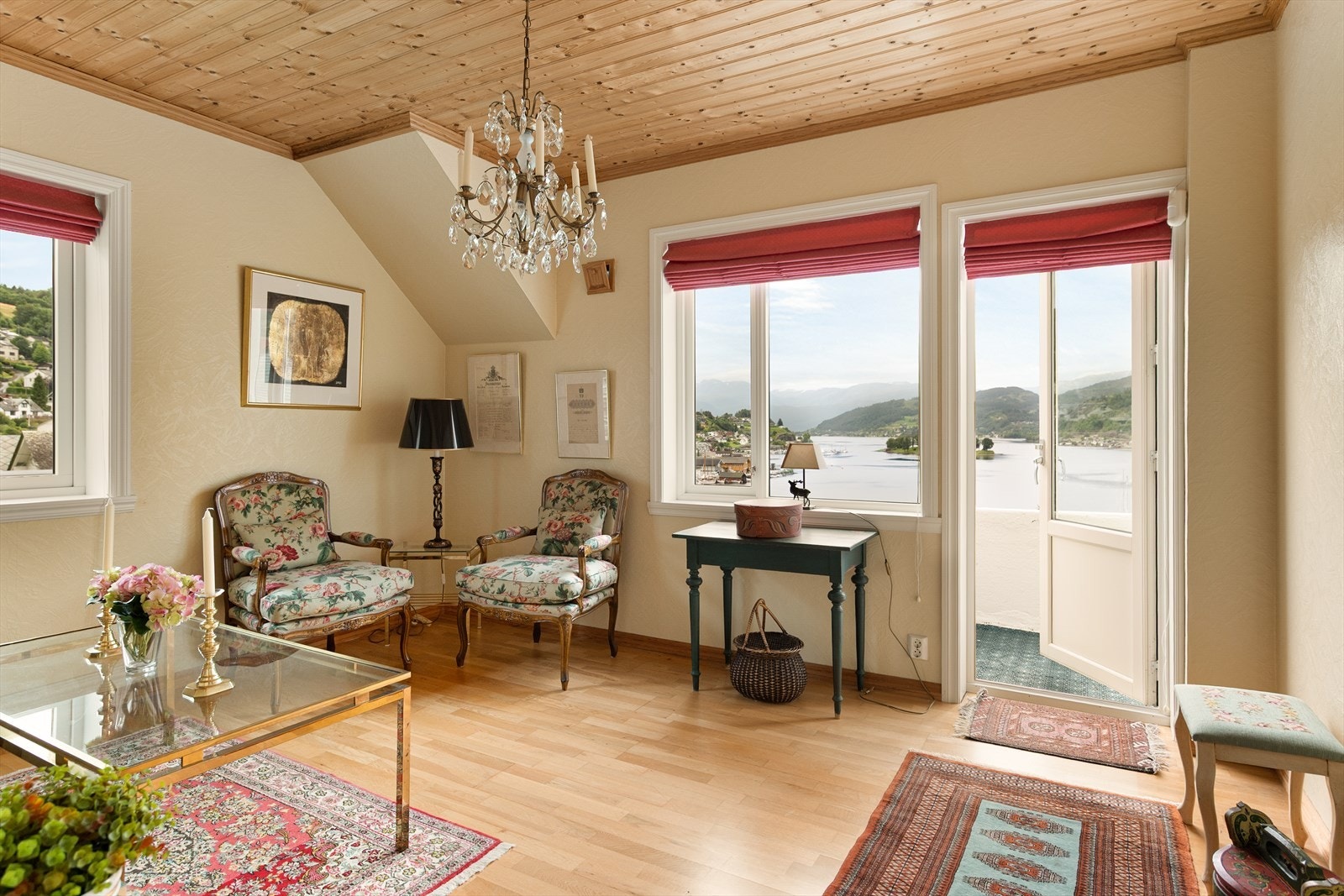 Ekstra stue i 2. etasje med lun takhøyde, sjarm og nydelig utsikt over fjorden. Galleribilde