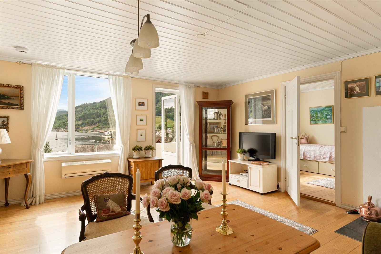 Innbydende oppholdsrom med god plass til både sittegruppe og spisebord. Galleribilde