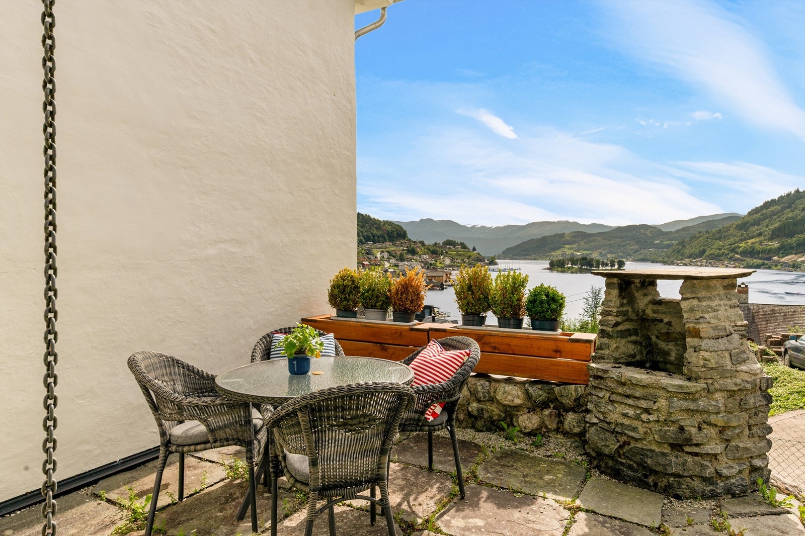 Direkte fra kjøkkenet finner man en skjermet og solrik uteplass med panoramautsikt over fjorden og fjellene. Galleribilde
