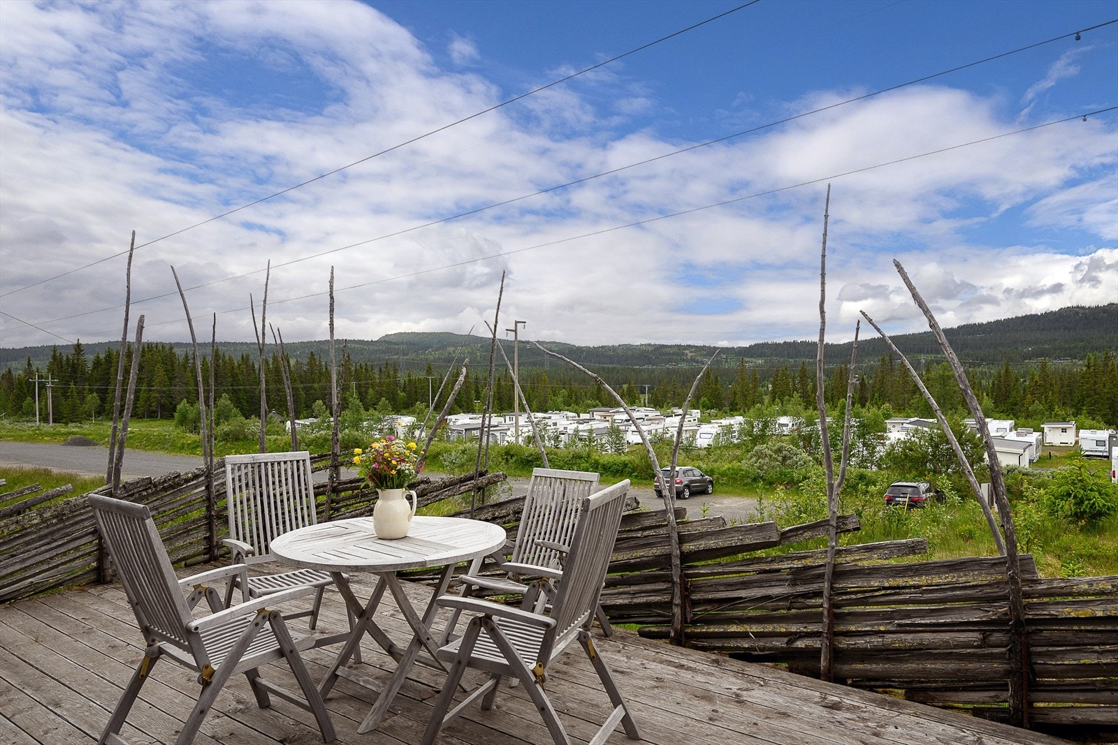 Fra uteplassen er det utsikt mot naturområdene rundt Skeikampen. Galleribilde