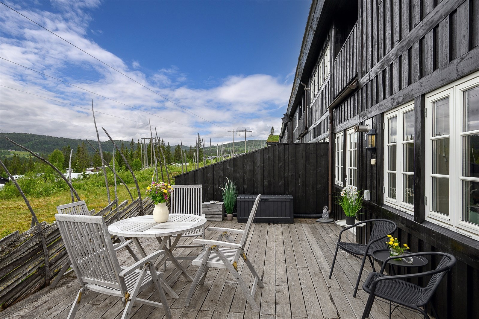 Et stort uteområde med plass til flere sittegrupper Galleribilde