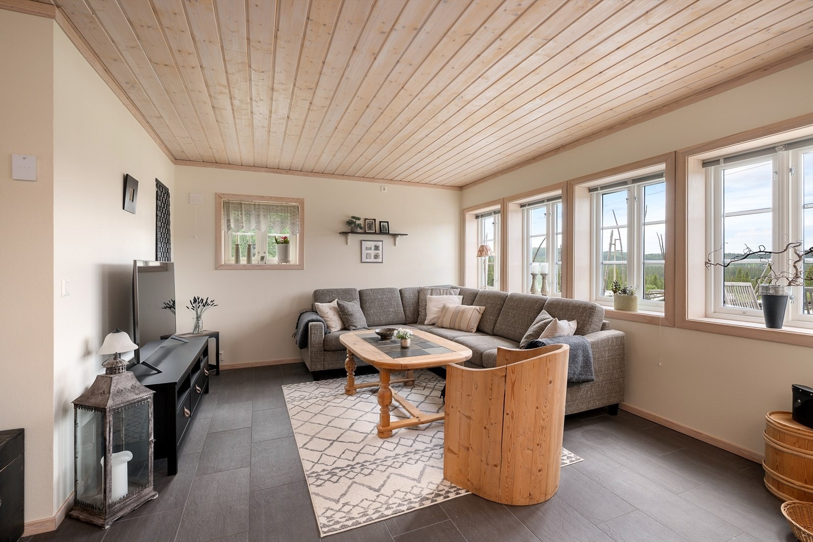 Stuen har god plass til en stor sofagruppe. Galleribilde
