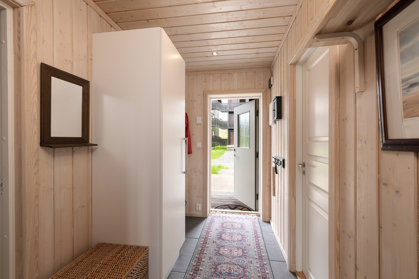 Gangen har innfelte donwlights og plass til garderobe Galleribilde