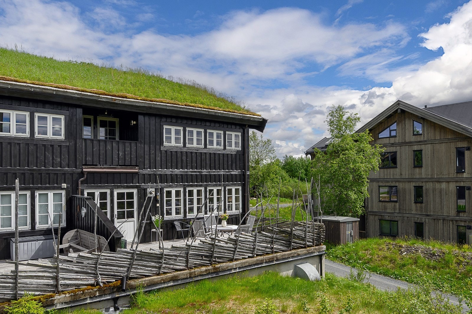 Leiligheten har to uteplasser, en på hver side av bygget. Galleribilde