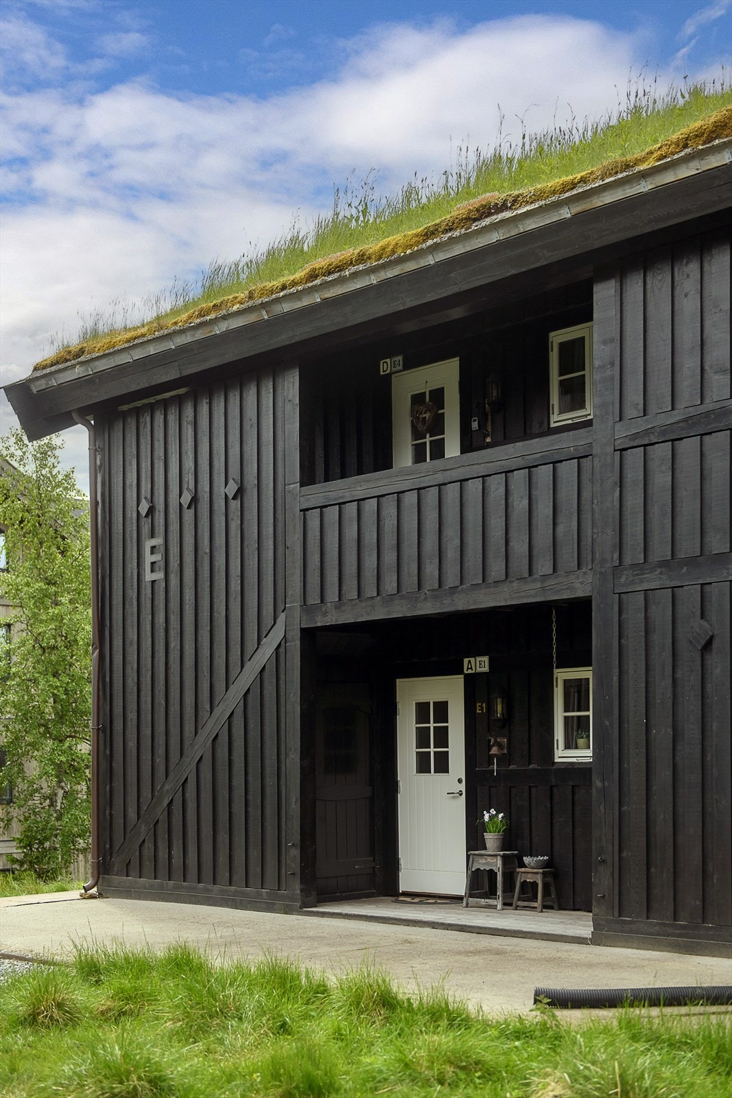 Leiligheten har overbygget inngangsparti med en utvendig bod Galleribilde