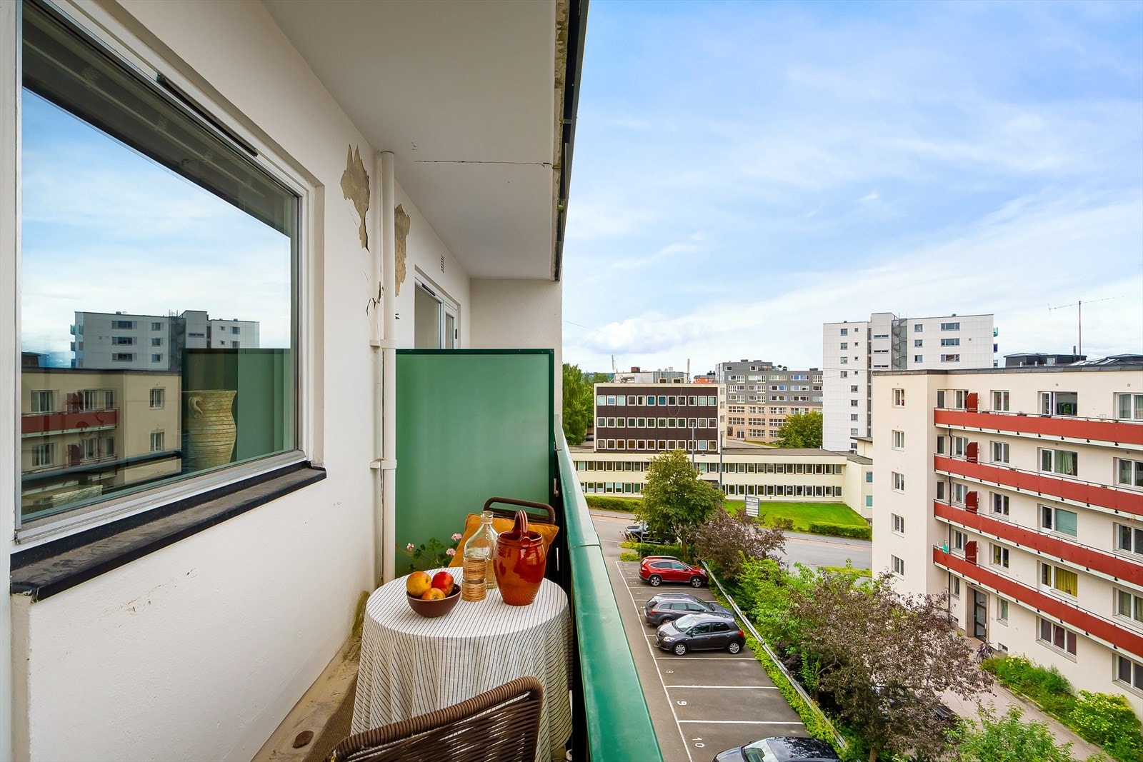 Det er plass til en liten sittegruppe, grill og beplantning. Galleribilde