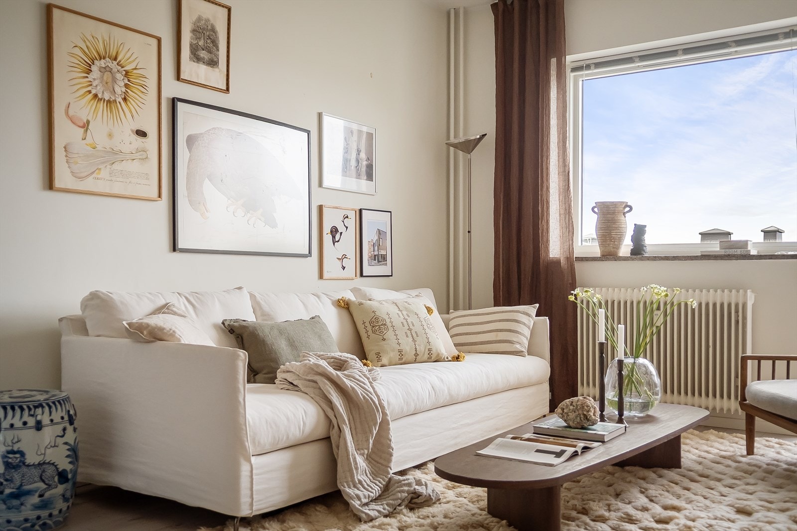 Stuen har god plass til sofagruppe, TV-møblement og spisebord. Galleribilde