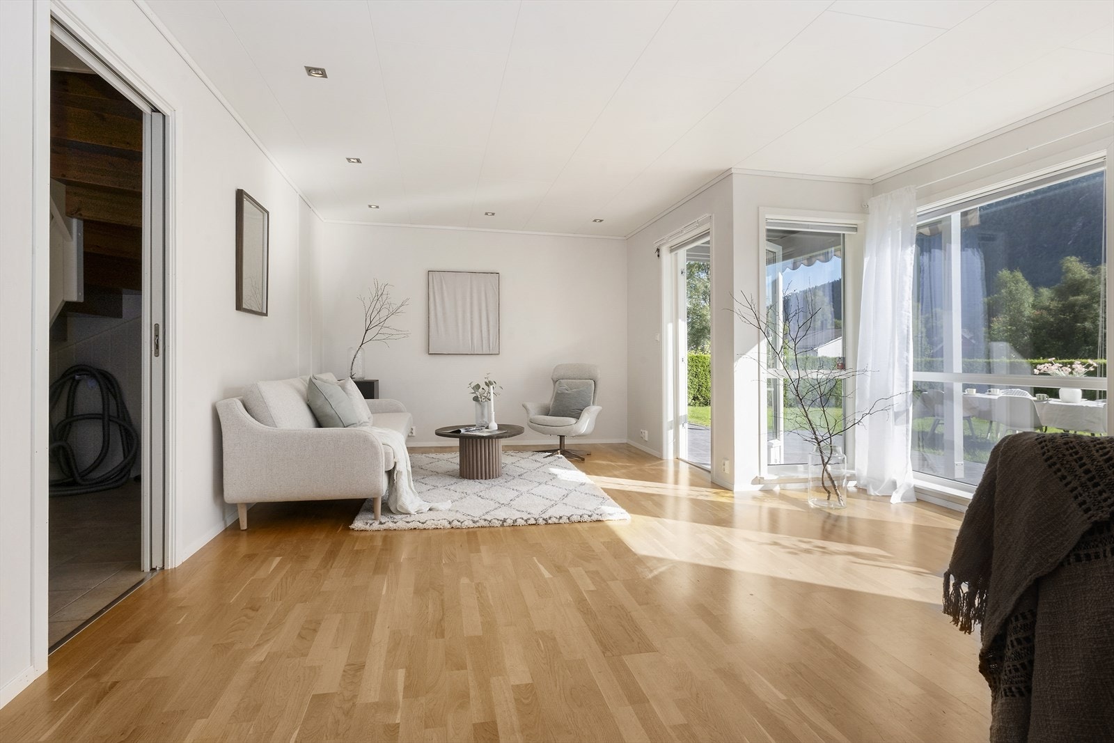 Stova har tilkomst via skyvedør frå gangen. Galleribilde