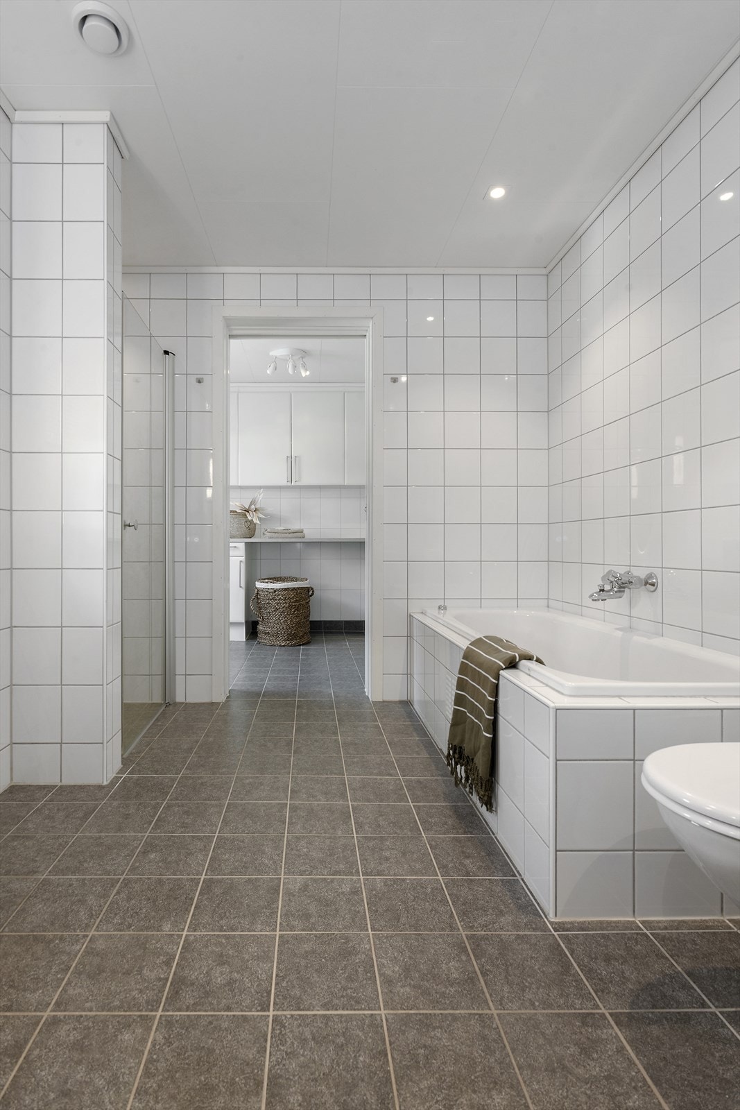 Badet er utstyrt med både dusjnisje og eit flislagt, innbygd badekar. Galleribilde