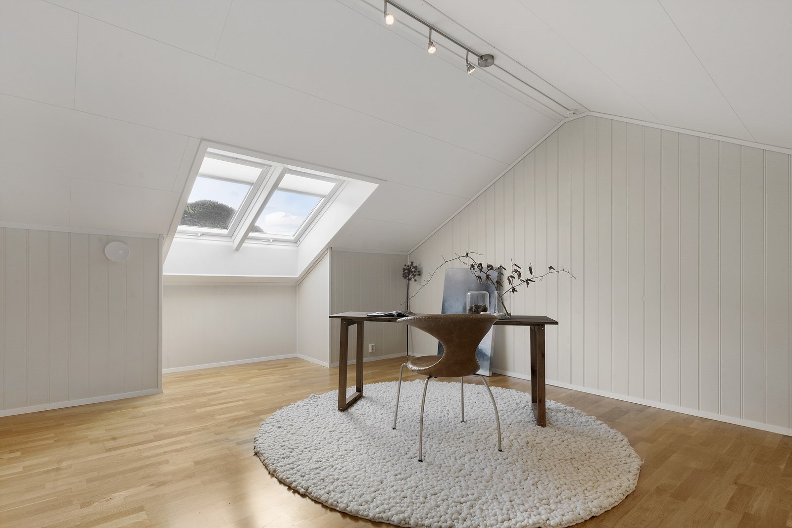 Loftstova er eit stort og ope rom med takvindauge og vassboren golvvarme. Galleribilde