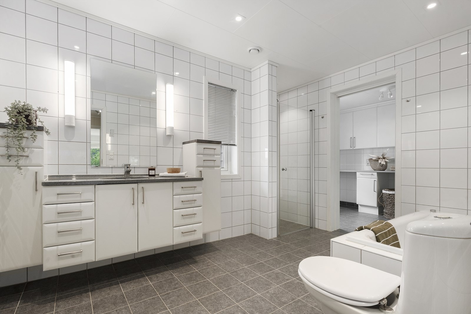 Badet er svært romsleg med fine løysingar. Rommet er heilflisa med vassboren varme og downlights i himlinga. Galleribilde